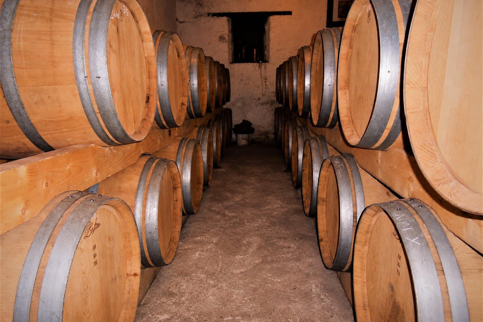 Le chai à barriques du domaine Bid’Gi